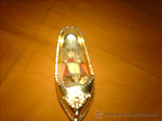 Vintage: CURIOSO ZAPATITO DORADO CON VIRGEN DEL PILAR EN SU INTERIOR A&Ntilde;OS 80