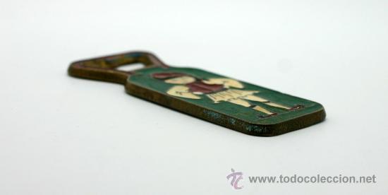 Vintage: Abridor de botellas en metal y esmalte. - Foto 1