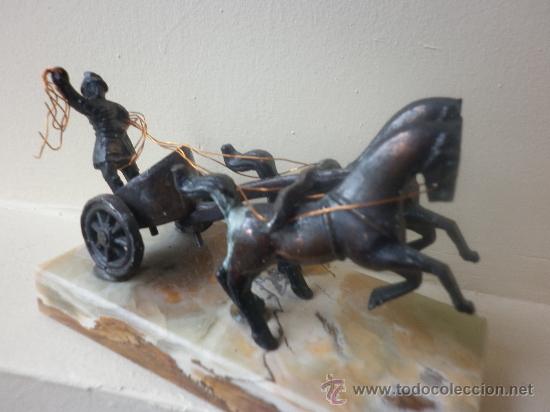 Vintage: FIGURA DE METAL SOBRE MARMOL CUADRIGA ROMANA