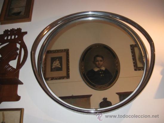 Vintage: CHULISIMO Y CUBISTA ESPEJO EN METAL CROMADO, MUY PURO DE LOS 70, REDONDO CON CIERTAS ONDULACIONES.