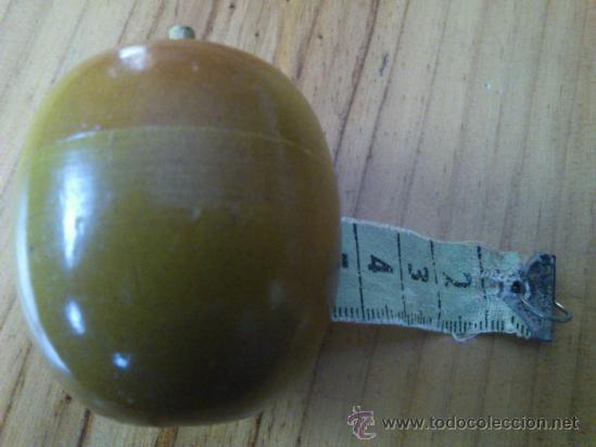 Vintage: Antiguo Metro De Modista Metido Dentro De Una Manzana, De Los A&ntilde;os 80.