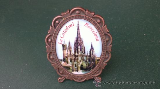 Vintage: RECUERDO / SOUVENIR DE BARCELONA. SAGRADA FAMILIA. CATEDRAL METAL.