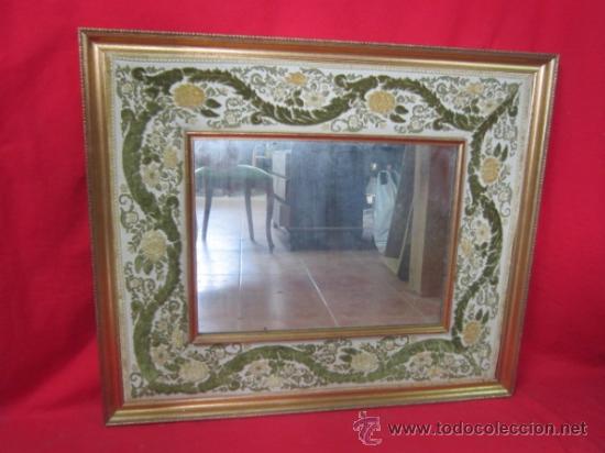 Vintage: Espejo con marco de madera y greca decorativa bordada. - Foto 1