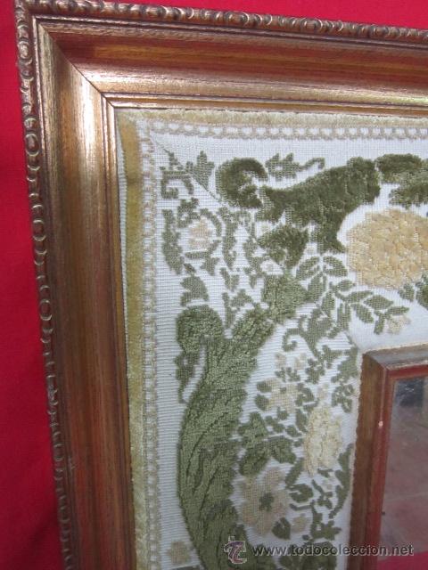 Vintage: Espejo con marco de madera y greca decorativa bordada. - Foto 2