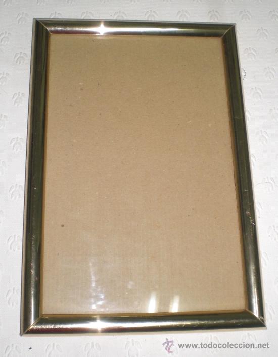 Vintage: Marco dorado vintage. 29 x 20 cm. Marco de madera con lamina metalica dorada.