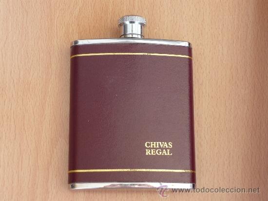 Vintage: PETACA WISKY CHIVAS REGAL DE METAL FORRADA DE CUERO BURDEOS 6.OZ.