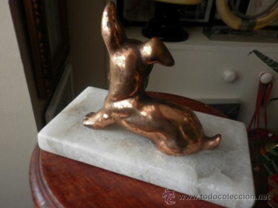 Vintage: PERRO TERRIER DE COBRE SOBRE MARMOL - Foto 2