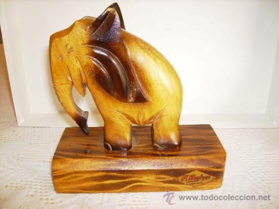 Vintage: **PRECIOSO ELEFANTE TALLADO EN MADERA SOBRE PEANA**(16 x 15 cm)