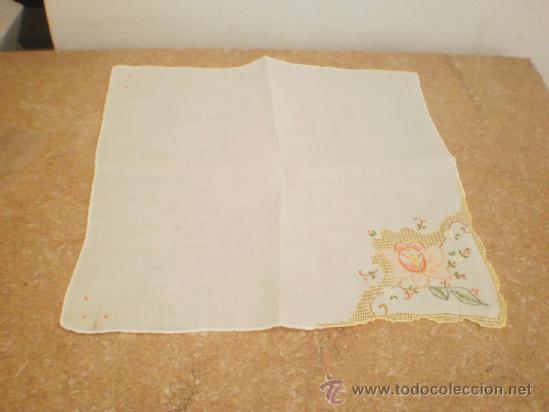 Vintage: BONITO PA&Ntilde;UELO DE BOLSILLO - Foto 1