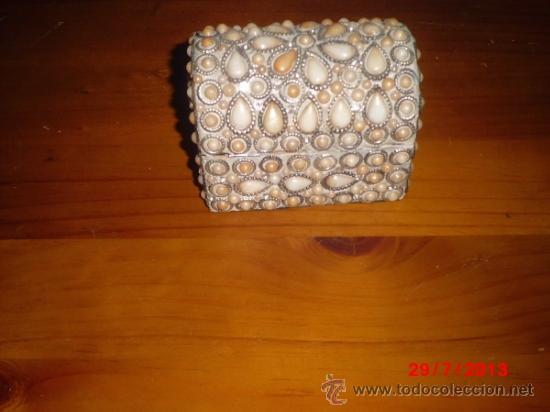 Vintage: JOYERO DE ALTA DECORACION REALIZADO A MANO CON PERLAS NACARADAS