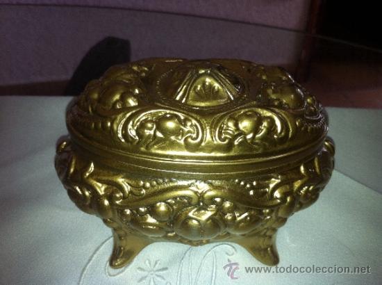 Vintage: Cofre de esta&ntilde;o pintado en color dorado