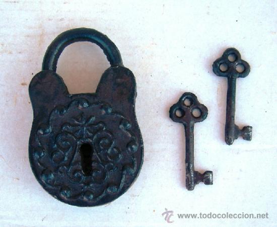 Vintage: candado de hierro con relieve y dos llaves
