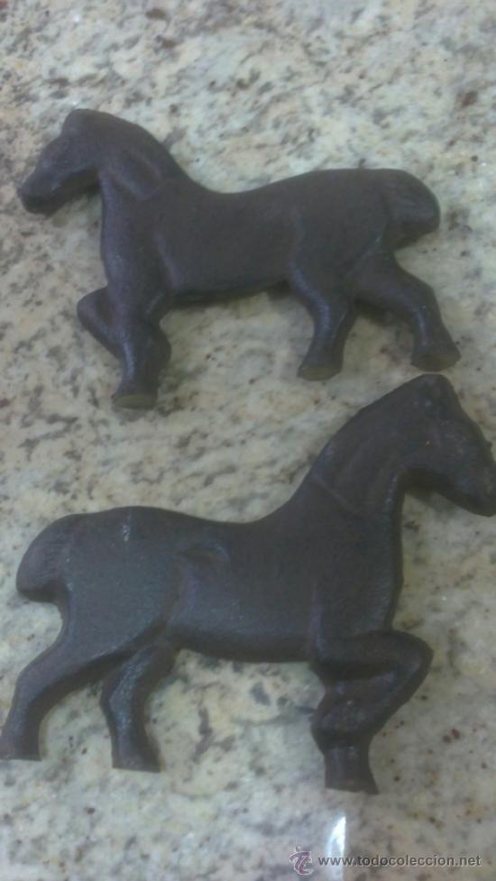 Vintage: PAREJA DE CABALLOS FIGURA PLACA EN METAL ENVEJECIDO.13X11CM