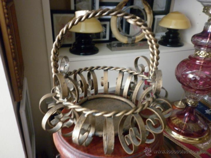 Vintage: CESTA DE FORJA DORADA DE LOS A&Ntilde;OS 60 - Foto 1