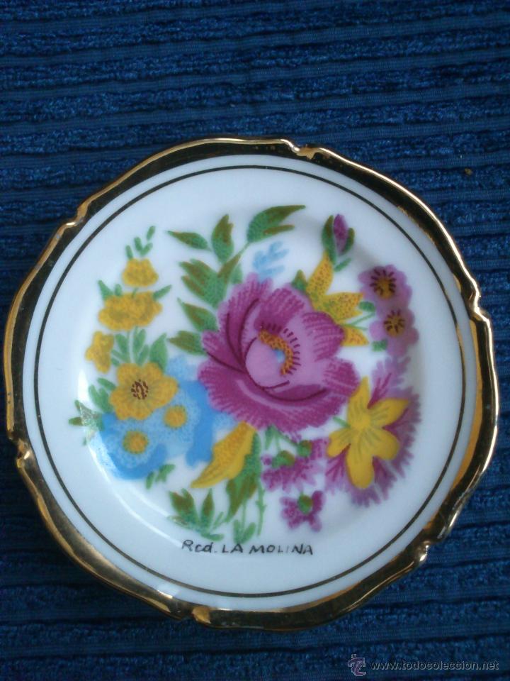 Vintage: Platito de ceramica decorado con flores. Recuerdo de la Molina, mide 8 cms de diametro.