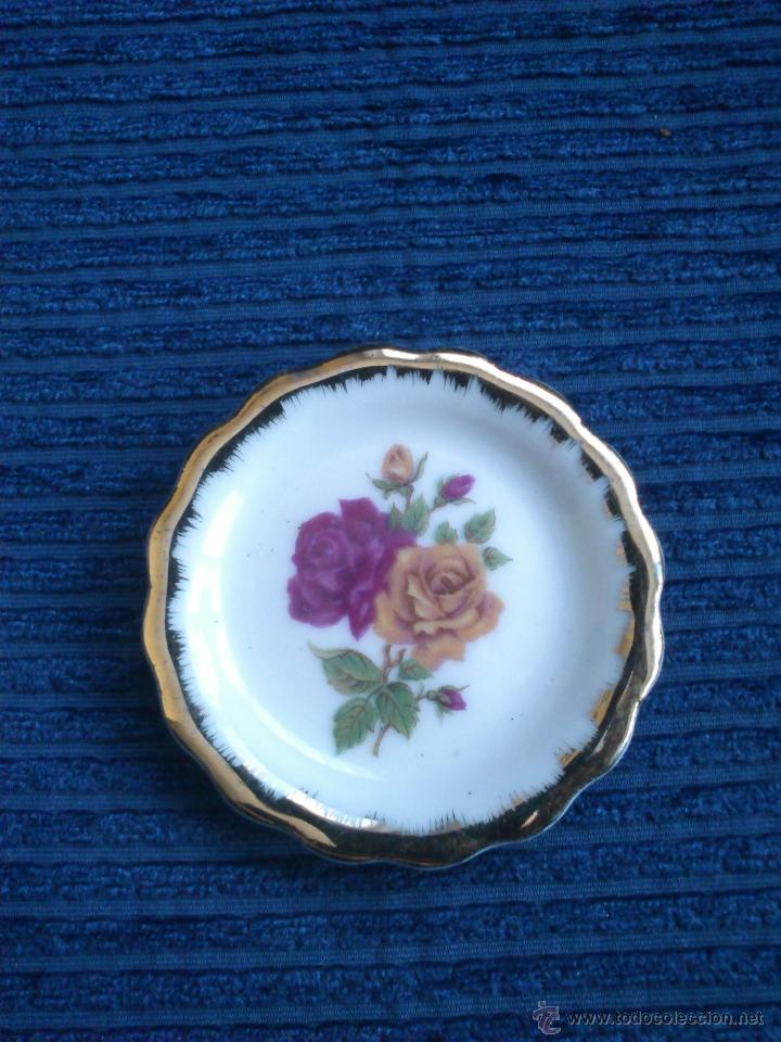 Vintage: Platito de Cer&aacute;mica decorado con flores recuerdo de Montanejos. Mide 6 cms de di&aacute;metro