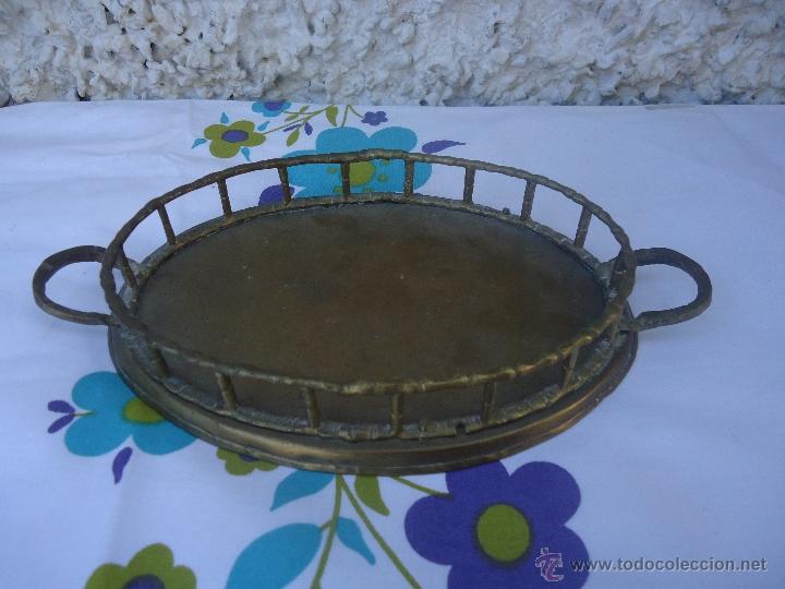 Vintage: BANDEJa DE LAT&Oacute;N INDIA CON CUENCO DE MADERA - Foto 1