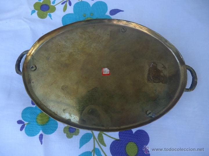 Vintage: BANDEJa DE LAT&Oacute;N INDIA CON CUENCO DE MADERA - Foto 2