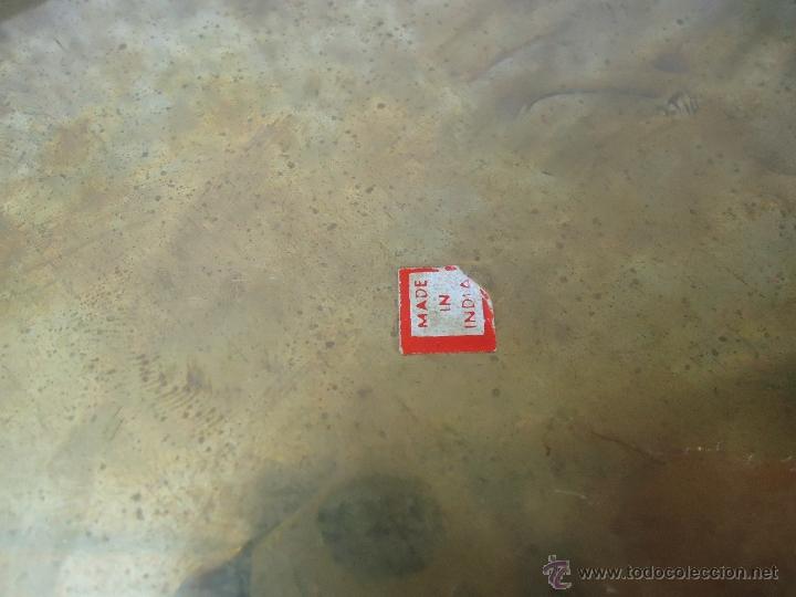 Vintage: BANDEJa DE LAT&Oacute;N INDIA CON CUENCO DE MADERA - Foto 3
