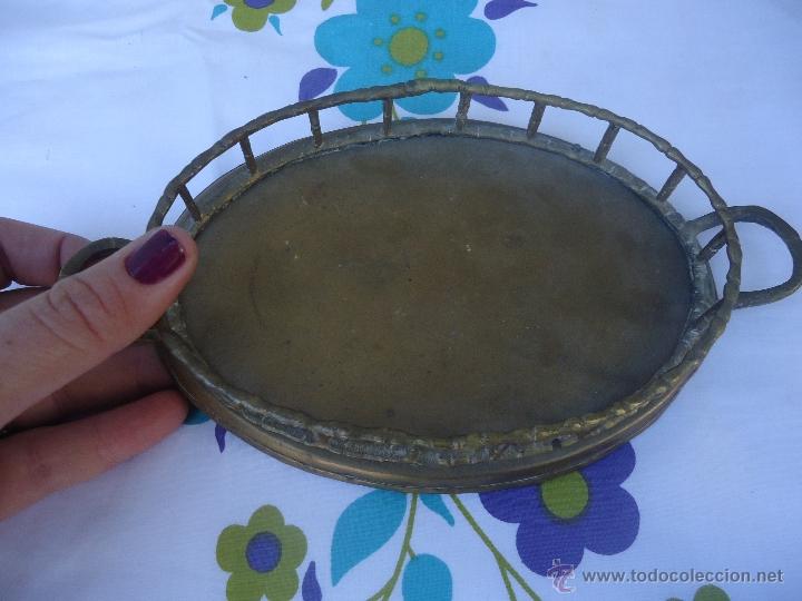 Vintage: BANDEJa DE LAT&Oacute;N INDIA CON CUENCO DE MADERA - Foto 4