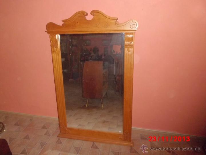 Vintage: ESPEJO DE MADERA TALLADA DE PINO CON UNAS MEDIDAS DE 137 X 88 CM.