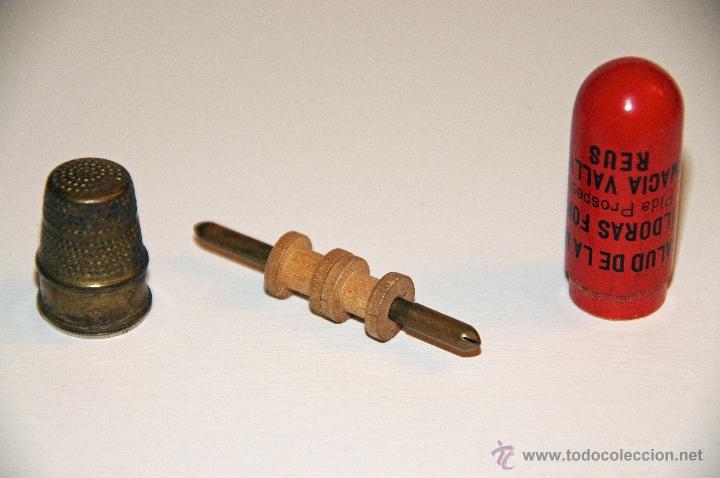 Vintage: ALFILETERO -COSTURERO DE VIAJE REDONDO EN MADERA CON DEDAL, FARMACIA VALLVERDU REUS