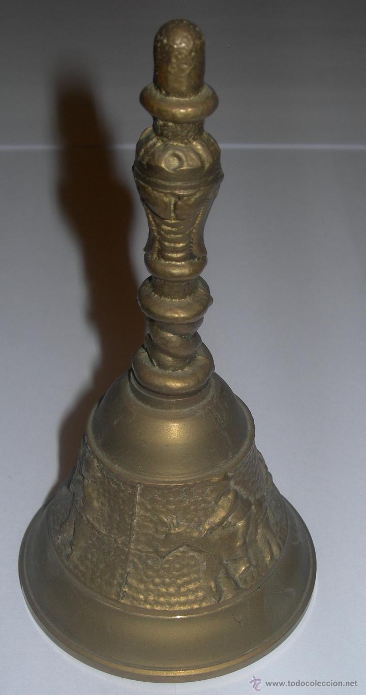 Vintage: CAMPANILLA DE BRONCE LABRADA CON ESCENAS DE LA MANCHA - MANCHEGAS