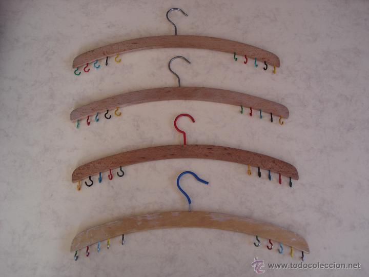 Vintage: CUATRO PERCHAS DE MADERA CON GANCHOS - Foto 1