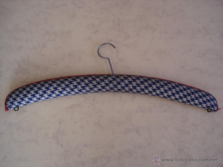 Vintage: PERCHA FORRADA CON TELA