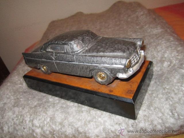 Vintage: Figura Coche Cadilac antiguo sobre peana de madera Al son de Cuba. Medida 19 x 9 x 9 cm
