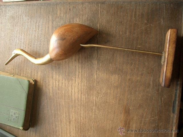 Vintage: Cig&uuml;e&ntilde;a de madera y bronce. 40cm de alto