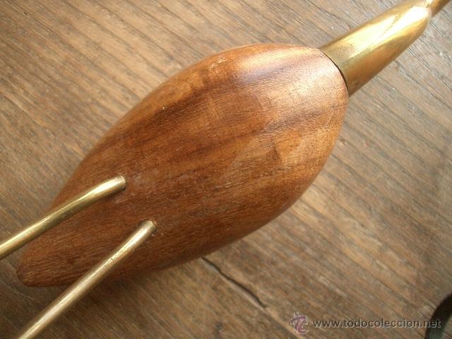 Vintage: Cig&uuml;e&ntilde;a de madera y bronce. 40cm de alto - Foto 2