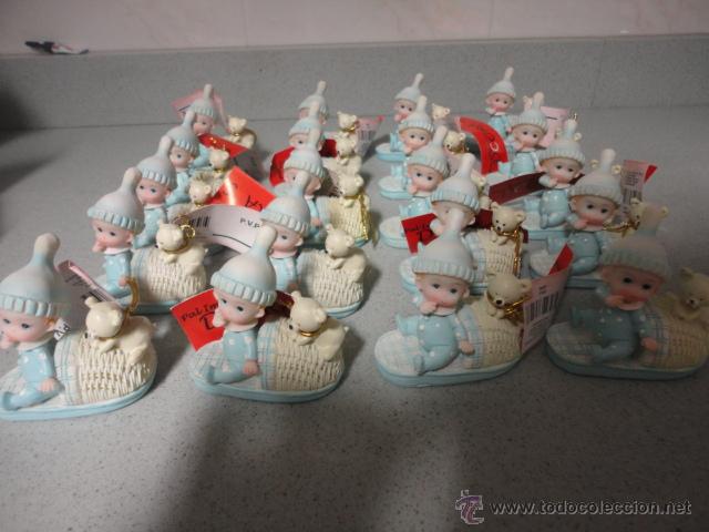 Vintage: 25 figuras iguales - bebe en una zapatilla