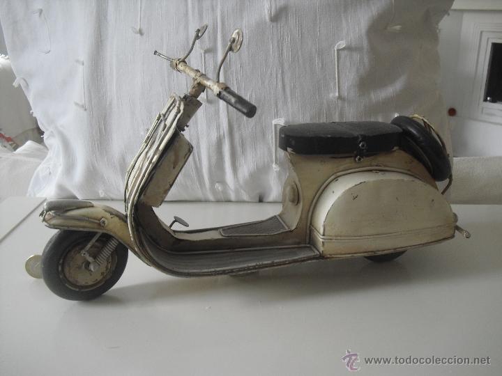 Vintage: Reproducci&oacute;n de antigua moto Vespa, de hojalata. 36 cm,