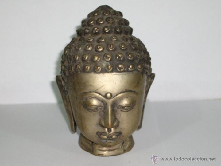 Vintage: Cabeza de Buda de bronce sobre fondo color plata