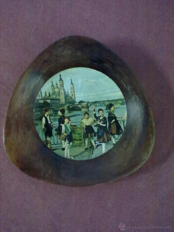 Vintage: DECORATIVO PLATO PLASTICO MA&Ntilde;OS A ORILLAS DEL EBRO CON EL PILAR AL FONDO