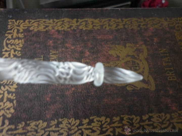 Vintage: PLUMA DE CRISTAL TRANSPARENTE REPUJADA - Foto 2