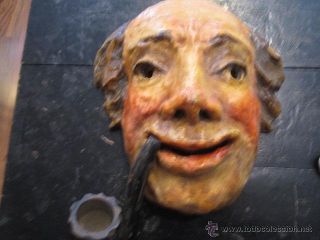 Vintage: M&aacute;scara de hombre, hecha de papel mach&eacute; y escayola, con pipa de madera. 23 x 25 cms.