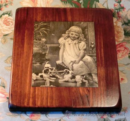 Vintage: CUADRO DE MADERA CON L&Aacute;MINA PEGADA. NI&Ntilde;A CON PERROS. - Foto 2