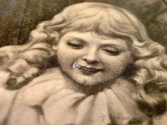 Vintage: CUADRO DE MADERA CON L&Aacute;MINA PEGADA. NI&Ntilde;A CON PERROS. - Foto 3