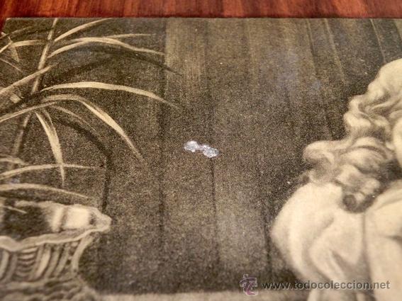 Vintage: CUADRO DE MADERA CON L&Aacute;MINA PEGADA. NI&Ntilde;A CON PERROS. - Foto 4