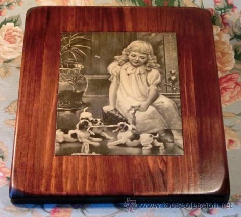 Vintage: CUADRO DE MADERA CON L&Aacute;MINA PEGADA. NI&Ntilde;A CON PERROS. - Foto 7