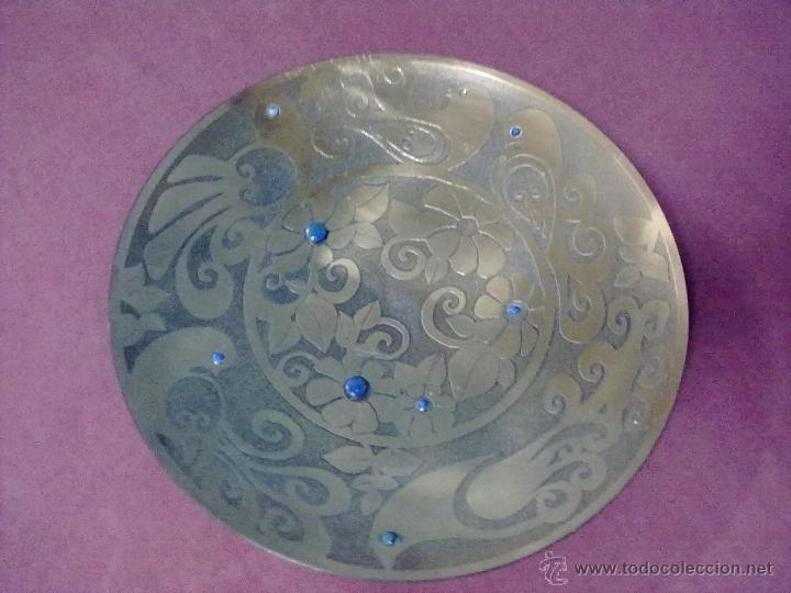 Vintage: PLATO DE COBRE CINCELADO AVES Y FLORES CON PEDRERIA VINTAGE