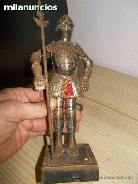 Vintage: FANTASTICA Y ANTIGUA FIGURA SOLDADO MEDIEVAL CON ARMADURA DE HIERRO CON BASE ESCRITA