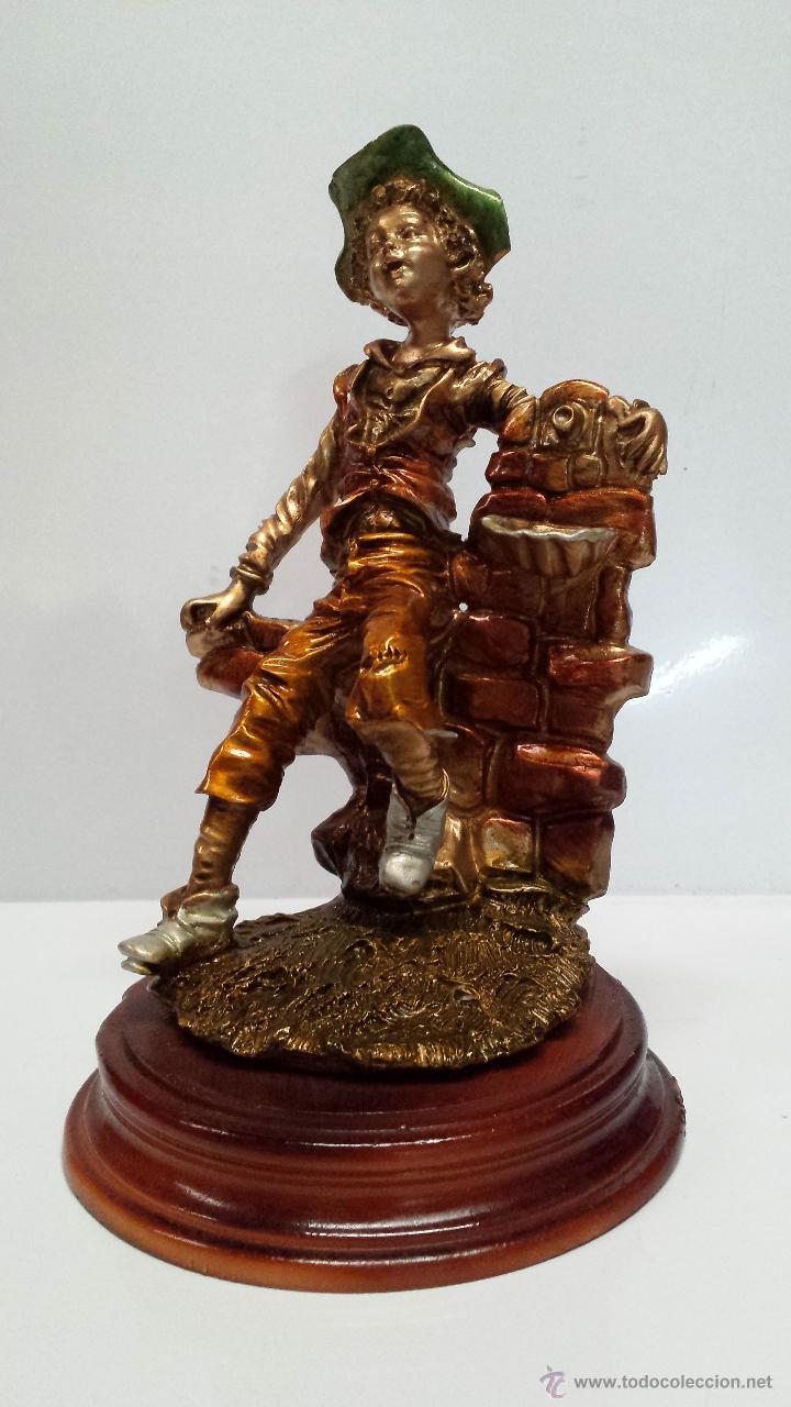 Vintage: ANTIGUA FIGURA VINTAGE DE RESINA NI&Ntilde;O SENTADO EN FUENTE 25CM. PEANA DE MADERA