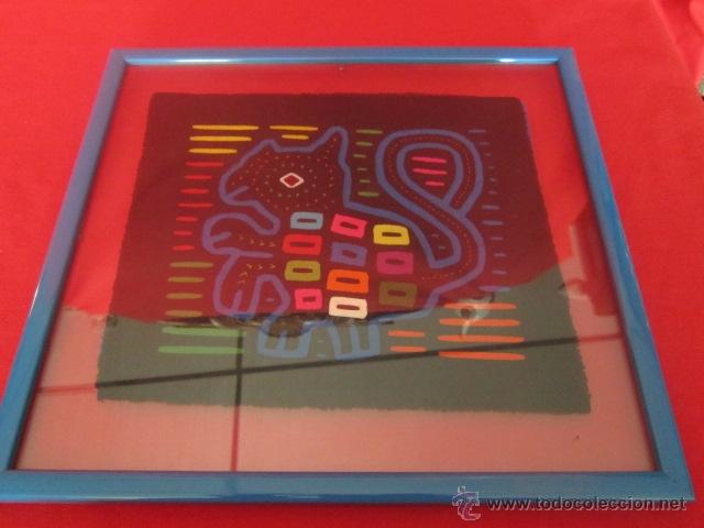 Vintage: Cuadro realizado con una tela bordada representando un animal. Muy decorativa.