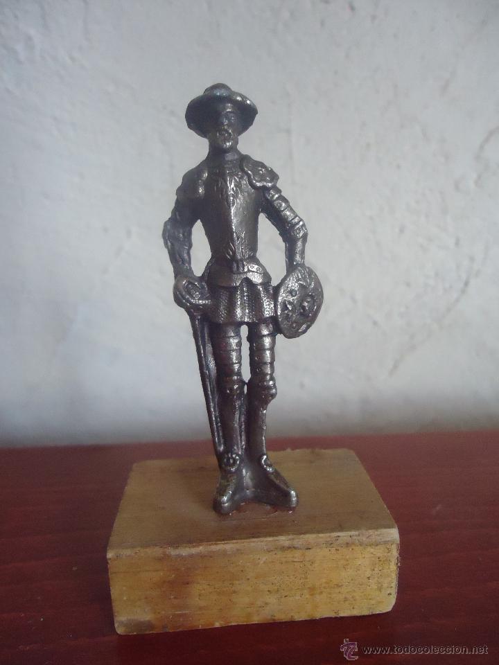Vintage: DON QUIJOTE DE LA MANCHA EN METAL SOBRE PEANA MADERA. 10 CM APROX