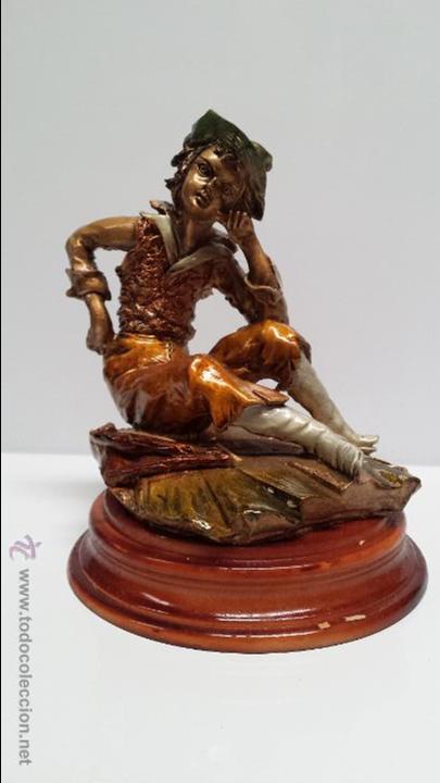 Vintage: ANTIGUA FIGURA VINTAGE DE RESINA NI&Ntilde;O SENTADO 20CM. PEANA DE MADERA