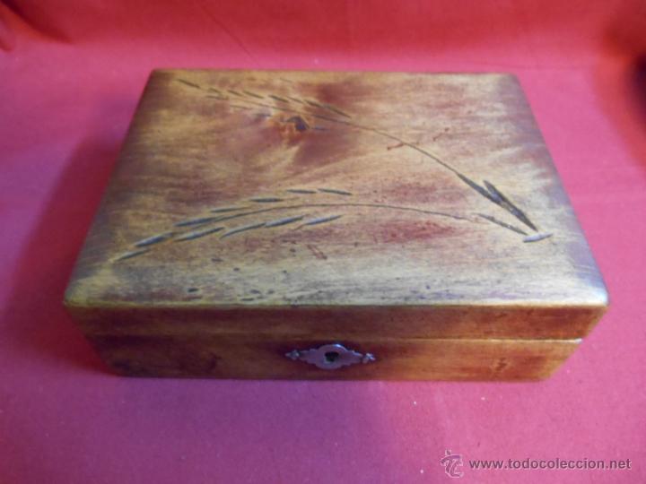 Vintage: ANTIGUA CAJA DE MADERA CON DETALLE GRABADO-PPOS SIGLO XX-