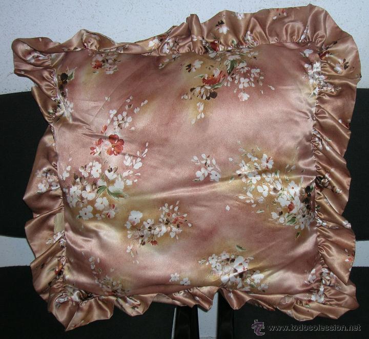 Vintage: GRAN COJIN DE RASO MARRON CON FLORES 55X55 CM.